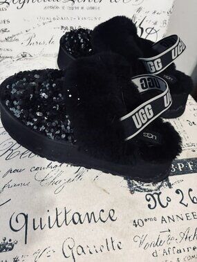 UGGS SLIPPERS